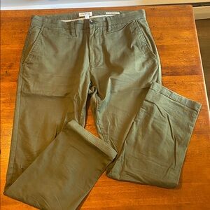 Goodfellow & Co The Every Wear Chino Slim. Green 34W x 30L